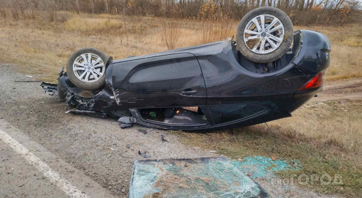 В Чебоксарском районе легковушка опрокинулась на крышу: пострадали трое взрослых и один ребенок В Чебоксарском районе легковушка опрокинулась на крышу: пострадали трое взрослых и один ребенок