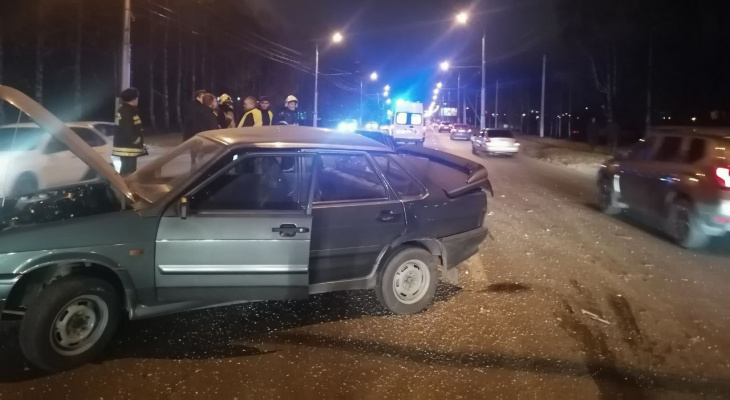 В Чебоксарах иномарка сбила водителей, которые попали в ДТП В Чебоксарах иномарка сбила водителей, которые попали в ДТП