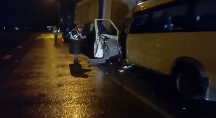 Смертельное ДТП с жителями Чувашии: на М7 микроавтобус влетел в грузовик