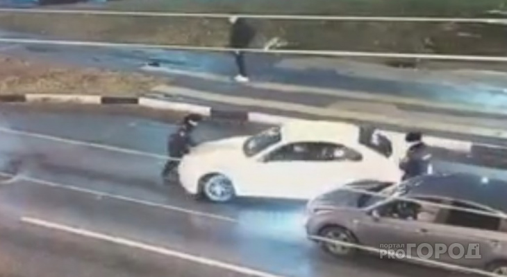 Водитель BMW устроил в центре Чебоксар стриптиз под матные песни и едва не задавил полицейского