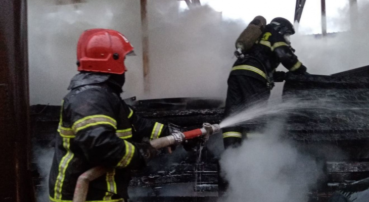 Спасатели вывели из горящего 5-этажного дома детей и взрослых: есть пострадавший