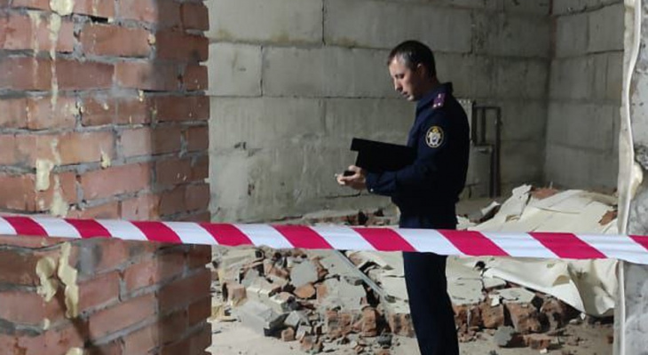В Чебоксарах следователи завели уголовное дело из-за гибели рабочего, которого придавило стеной в бывшем клубе