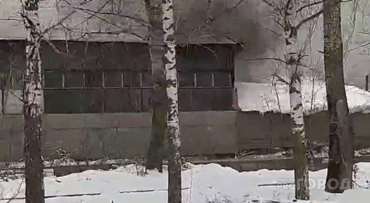 В Новочебоксарске на территории бывшего завода случился пожар в ангаре: "Видимо, КамАЗ какой-то горит" В Новочебоксарске на территории бывшего завода случился пожар в ангаре: "Видимо, КамАЗ какой-то горит"
