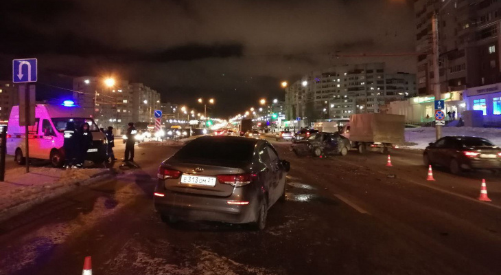 В Чебоксарах произошла массовая авария из пяти машин: есть пострадавшие В Чебоксарах произошла массовая авария из пяти машин: есть пострадавшие