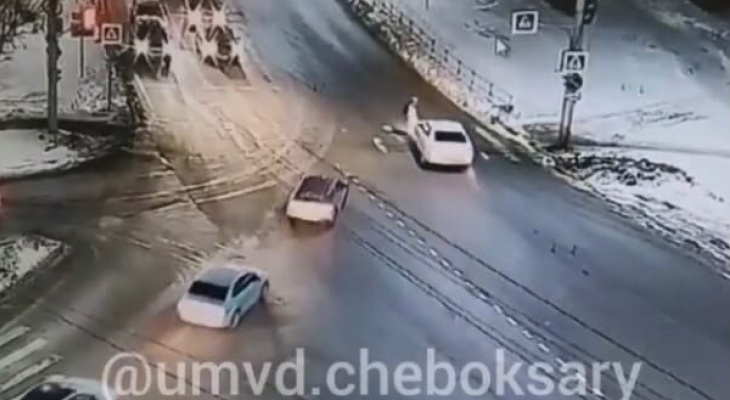 В Чебоксарах водитель “Камри” сбил женщину, переходившую на зеленый свет В Чебоксарах водитель “Камри” сбил женщину, переходившую на зеленый свет