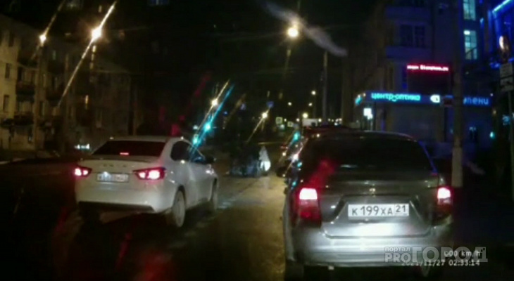 В Чебоксарах толпа людей побила таксиста, который махался клюшкой