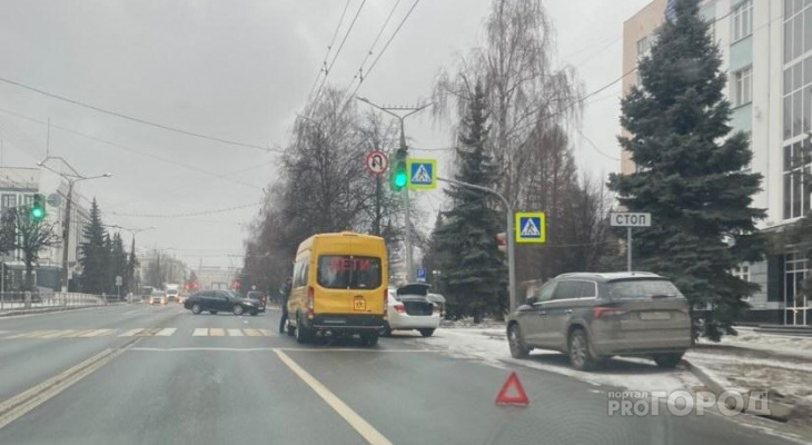 В Чебоксарах после торжественного вручения на площади Республики новый школьный автобус попал в ДТП: "Первый подбит"