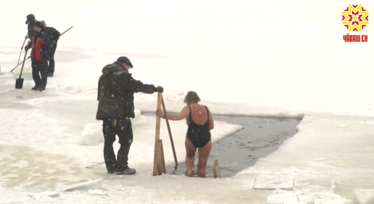 В Чебоксарах люди-моржи открыли сезон зимнего плавания: "Сюда как на праздник идешь"