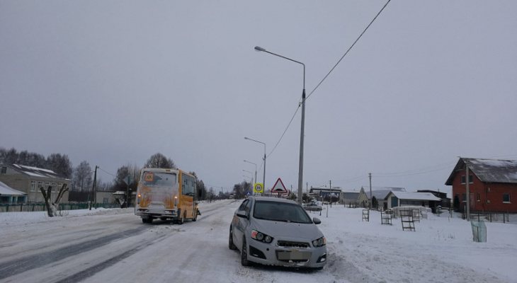 Школьный автобус с учениками попал в аварию в Комсомольском районе