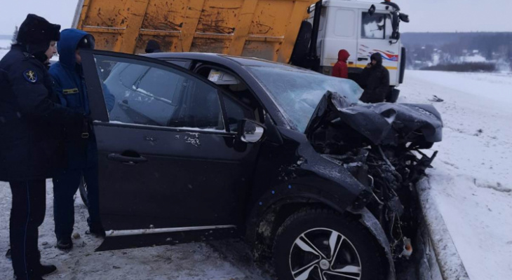 В Чувашии занесло грузовик: в результате столкновения трех автомобилей погибла женщина