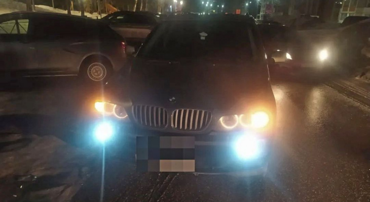 Ночью в Чебоксарах BMW сбил пешехода: пострадавшего увезли в реанимацию