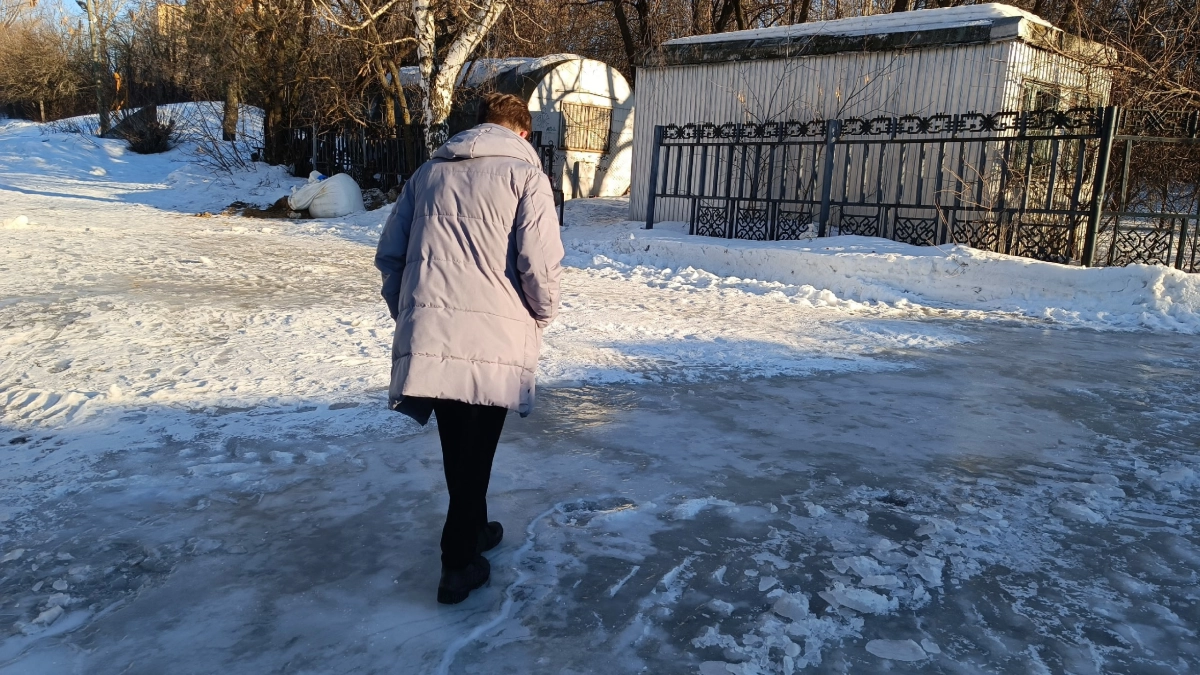 Больше никаких падений на льду: насыпьте это на подошву обуви и ходите зимой как по летнему асфальту