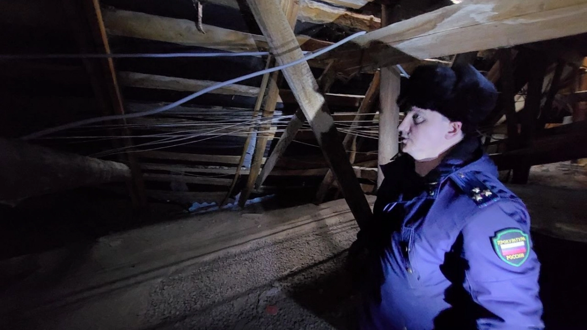 В Мариинском Посаде обрушилась крыша многоквартирного дома