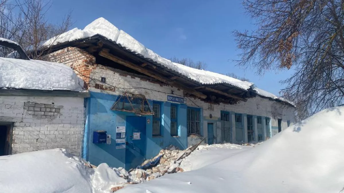 В Козловке снег проломил крышу почтового отделения
