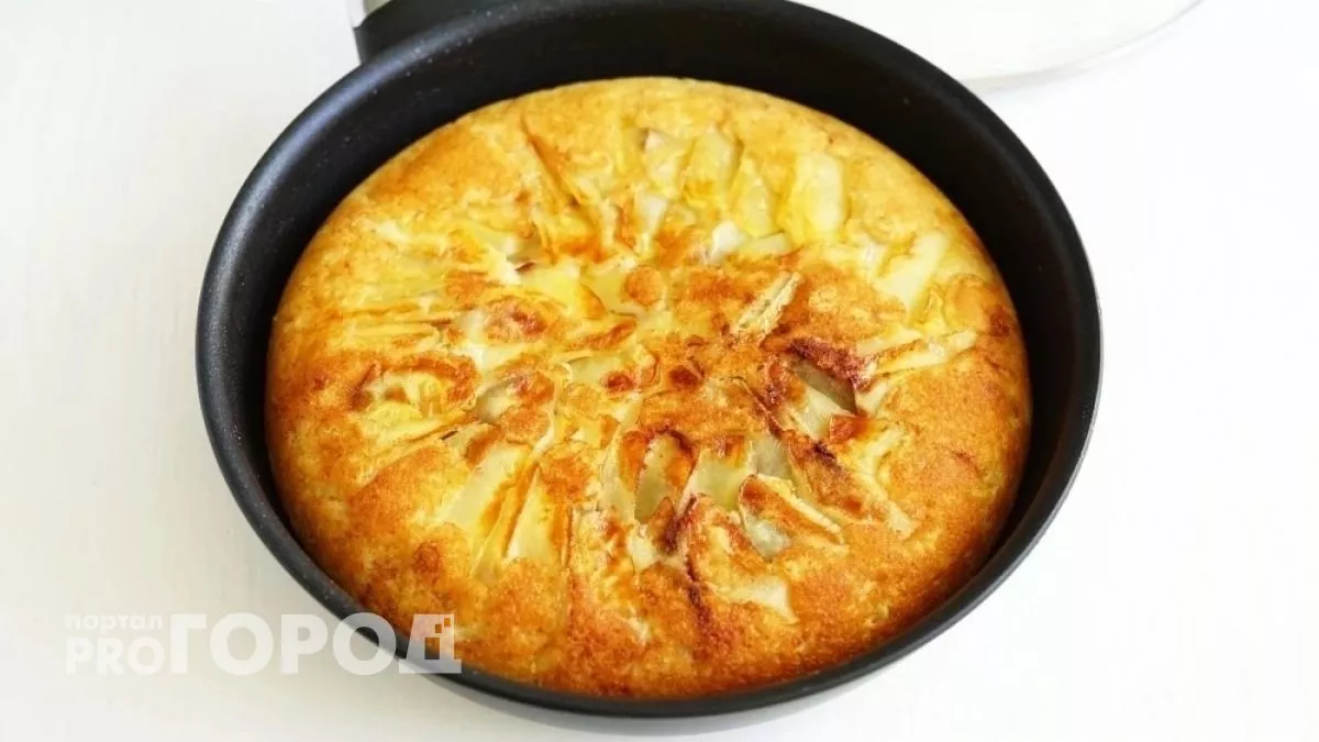 Делаю вкуснейший пирог на сковороде всего за 15 минут: муж и дети сметают сразу же