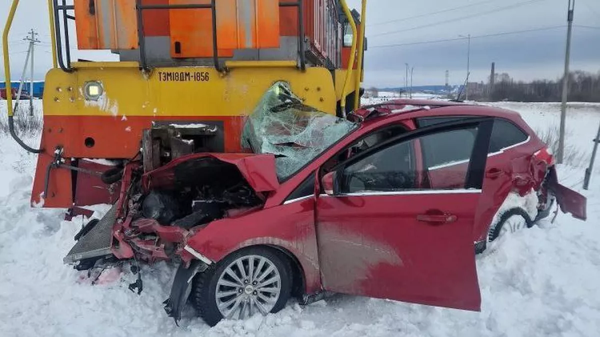 В Новочебоксарске на переезде столкнулись локомотив и иномарка: водитель легковушки погибла