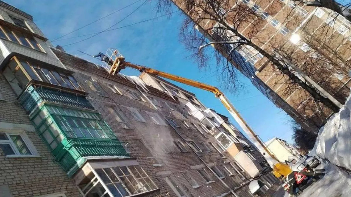 76 домов за день: экстренная очистка крыш в Чебоксарах