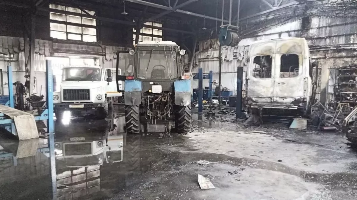 В Чебоксарах выгорела автомастерская с несколькими авто: подозревают поджог