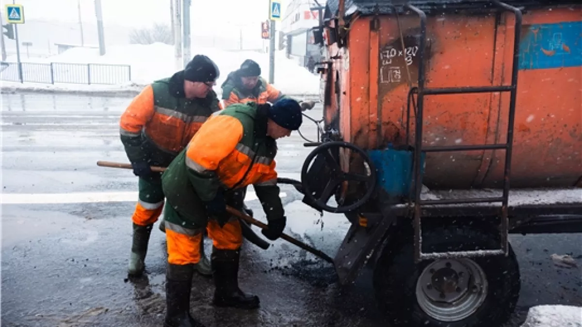 Снег и стужа нипочем: в Чебоксарах за неделю отремонтировали асфальт на двух десятках городских улиц 