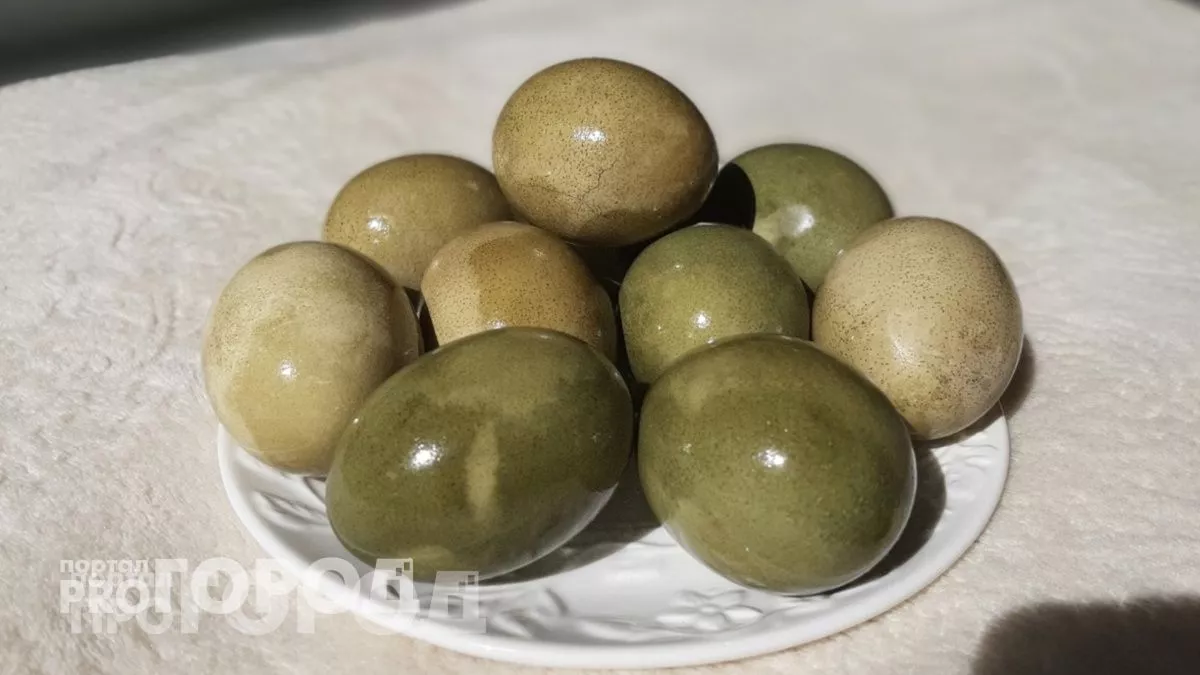 Без красок и без химии: два способа покрасить яйца с эффектом «фрески» и «оникса»