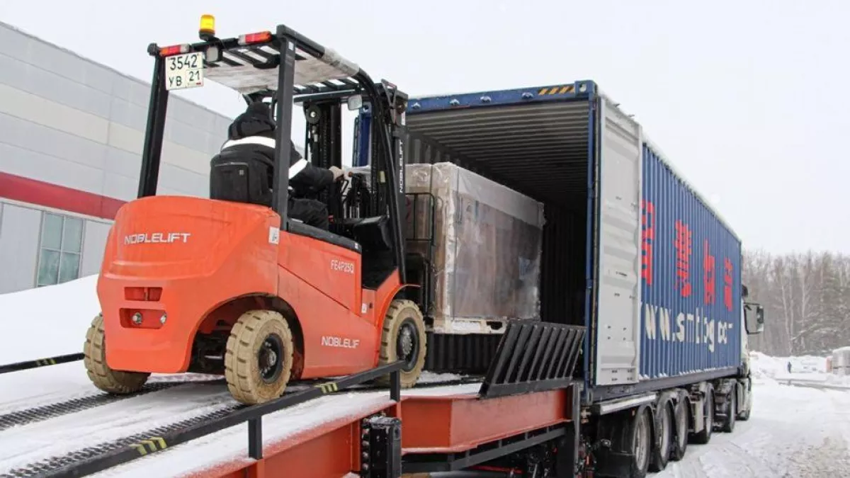 Километровый поезд с солнечными панелями мчится через всю Россию