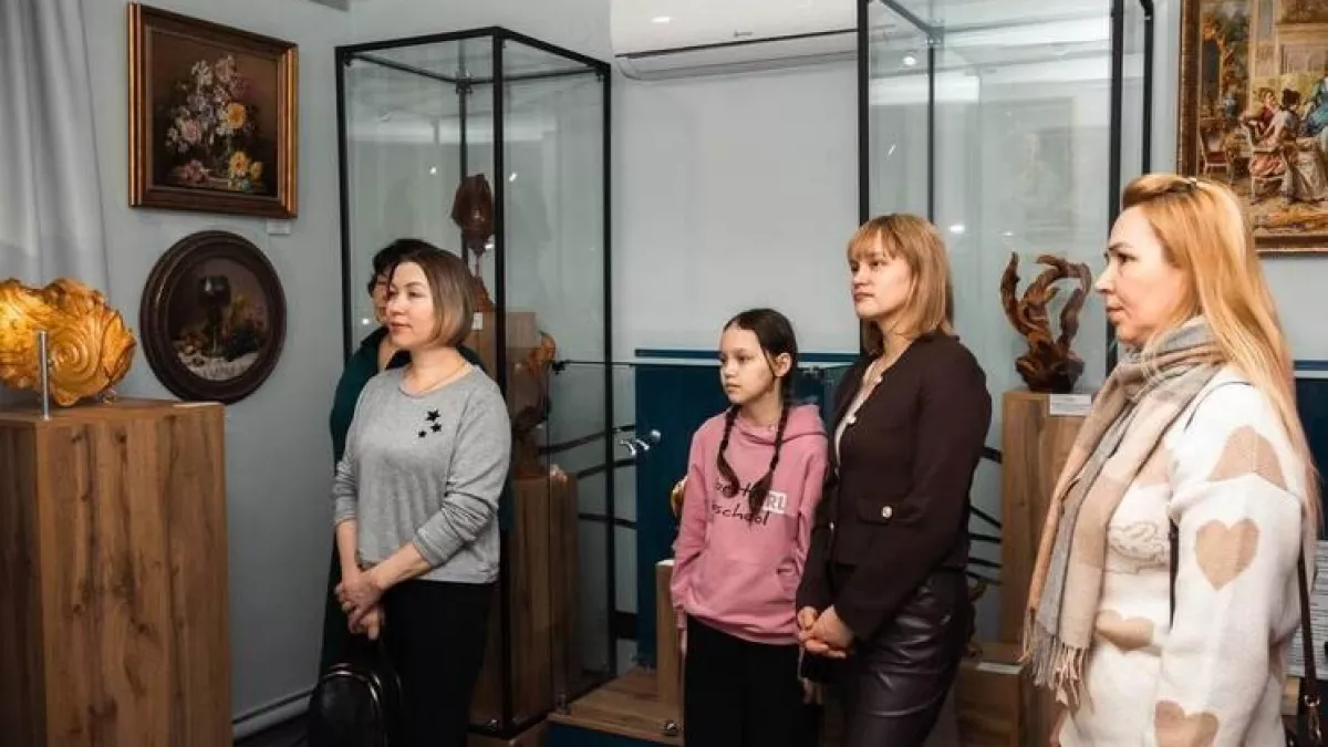 Художники-офицеры показали семьям бойцов творчество вместо войны