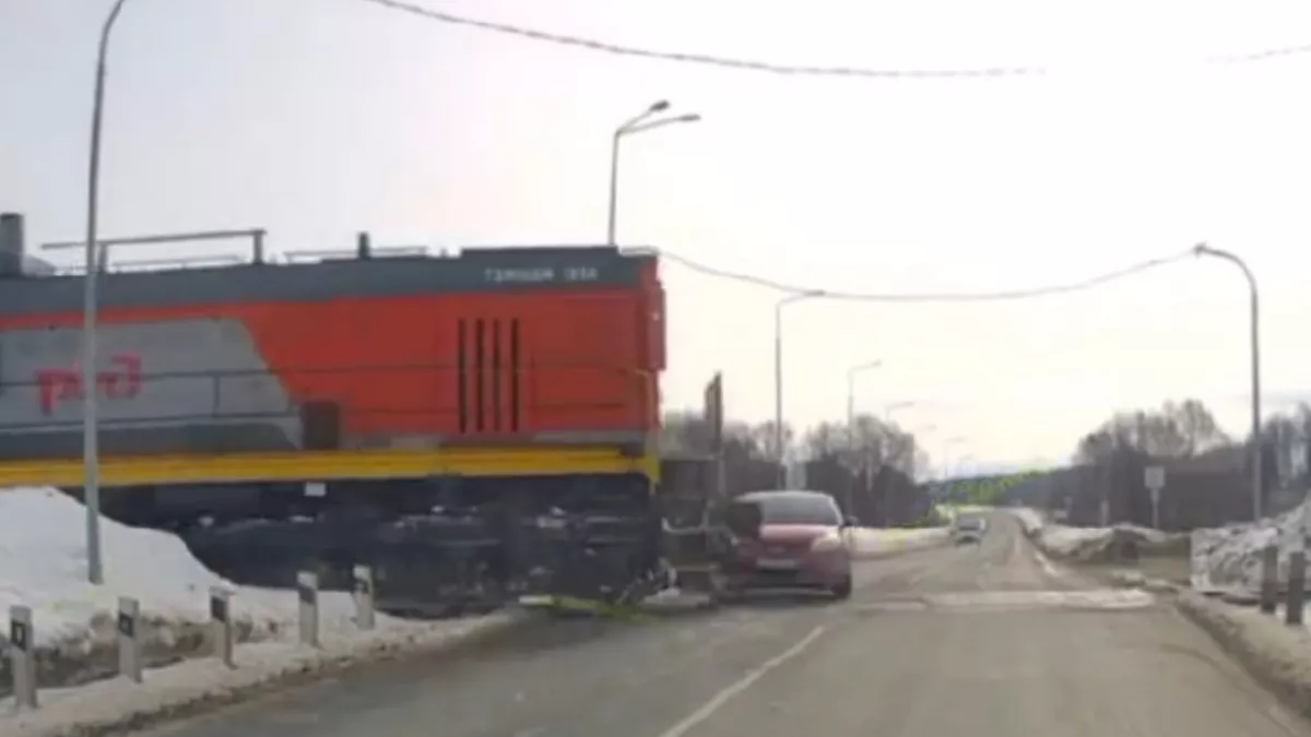 Момент смертельного ДТП на железнодорожном переезде около Новочебоксарска попал на видео: локомотив протаранил легковушку