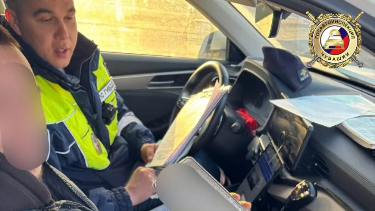 В Чувашии водитель лишился номеров прямо на трассе после сигнала спецмашины полиции