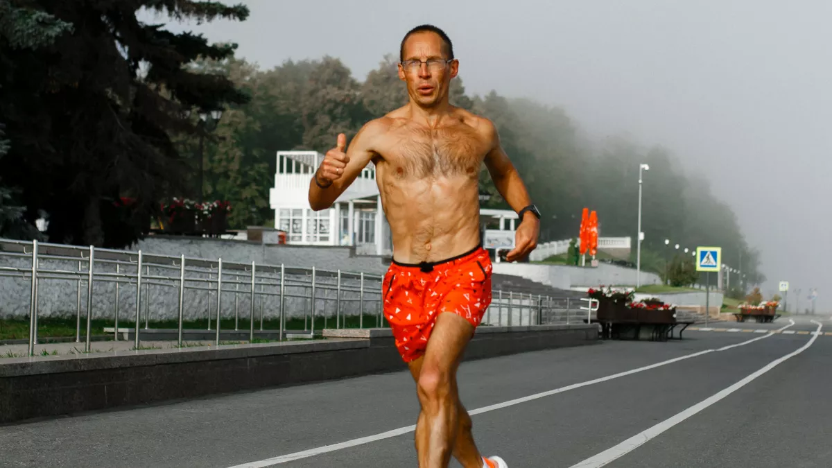 Бегун из Чувашии превратил хобби в стиль жизни: даже в мороз бежит с голым торсом