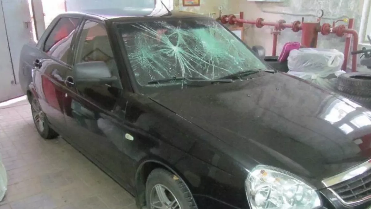 Ревнивый чебоксарец разнес стекла автомобиля своей возлюбленной