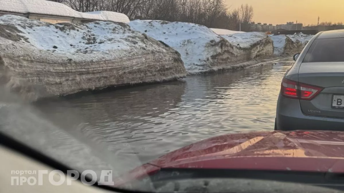 Дорожный проезд в Чебоксарах превратился в реку: "Пешеходам здесь невозможно пройти, а администрация не реагирует на обращения"