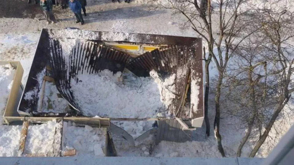 В Чебоксарах возбудили дело после обрушения снега на киоск с продавщицей