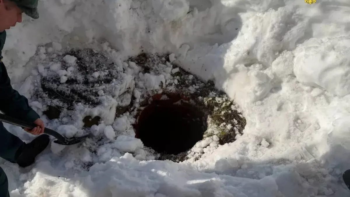 В Чебоксарах школьница провалилась в открытый канализационный колодец, спрятанный под снегом