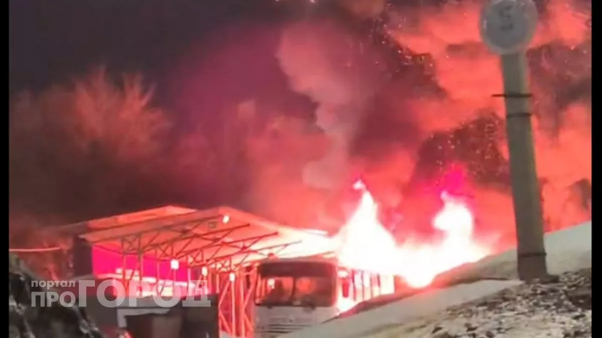 Ночной пожар в Чебоксарах: на автостанции сгорели два автобуса