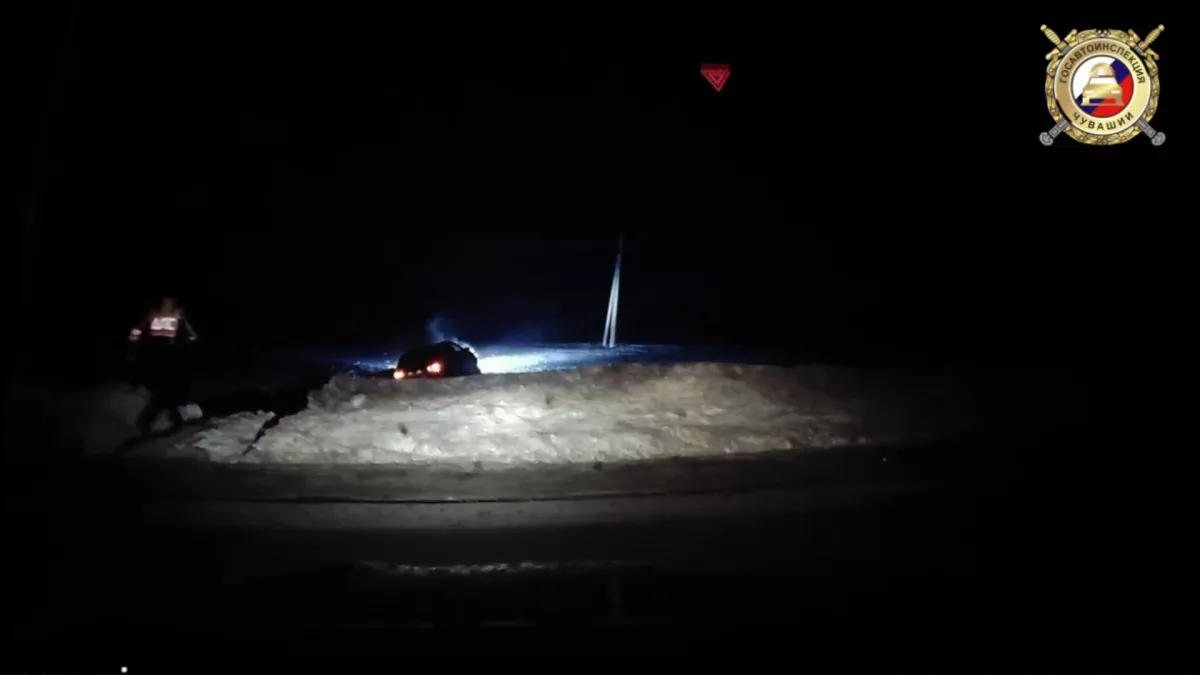 Ехал из клуба, но улетел в кювет: в Чувашии пьяный водитель убегал от инспекторов и не справился с управлением