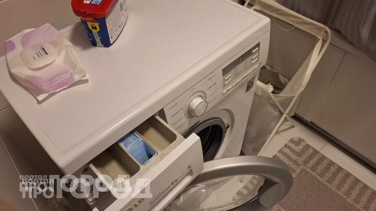 Мастер дал однозначный ответ: когда засыпать порошок в стиральную машину - до или после стирки