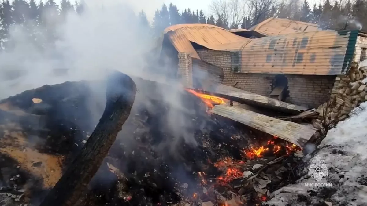 В Цивильском районе тушат сгоревшее дотла зернохранилище