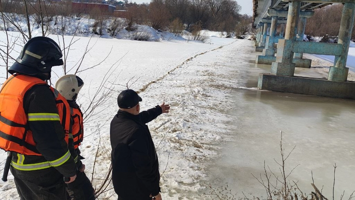 В Алатырском районе ускоряют таяние льда у опор мостов