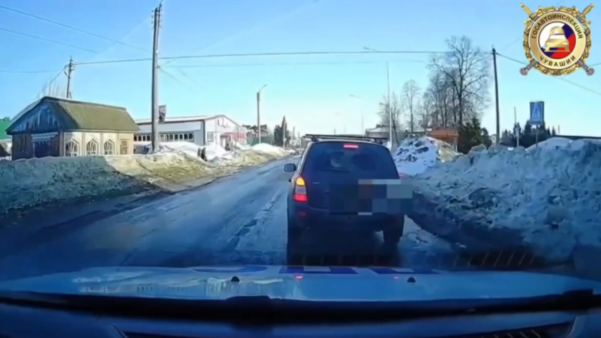 В Чувашии пьяный водитель ехал с ребенком и пытался оправдаться перед инспекторами: "Выпил всего 100 грамм"