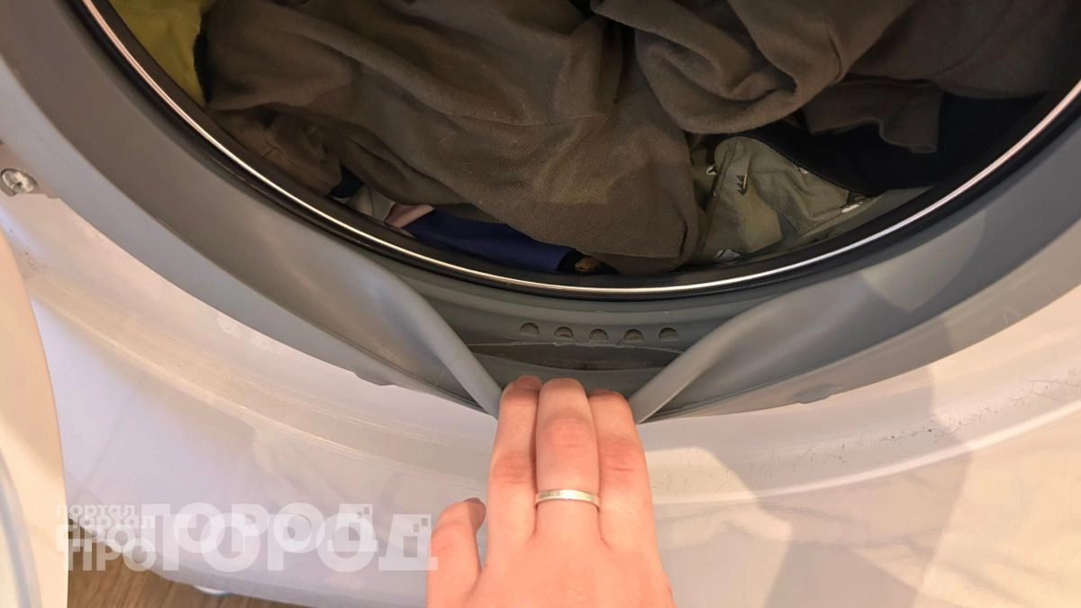 Черная грязь на резинке стиралки: хитрость мастера, которая отмывает манжету добела