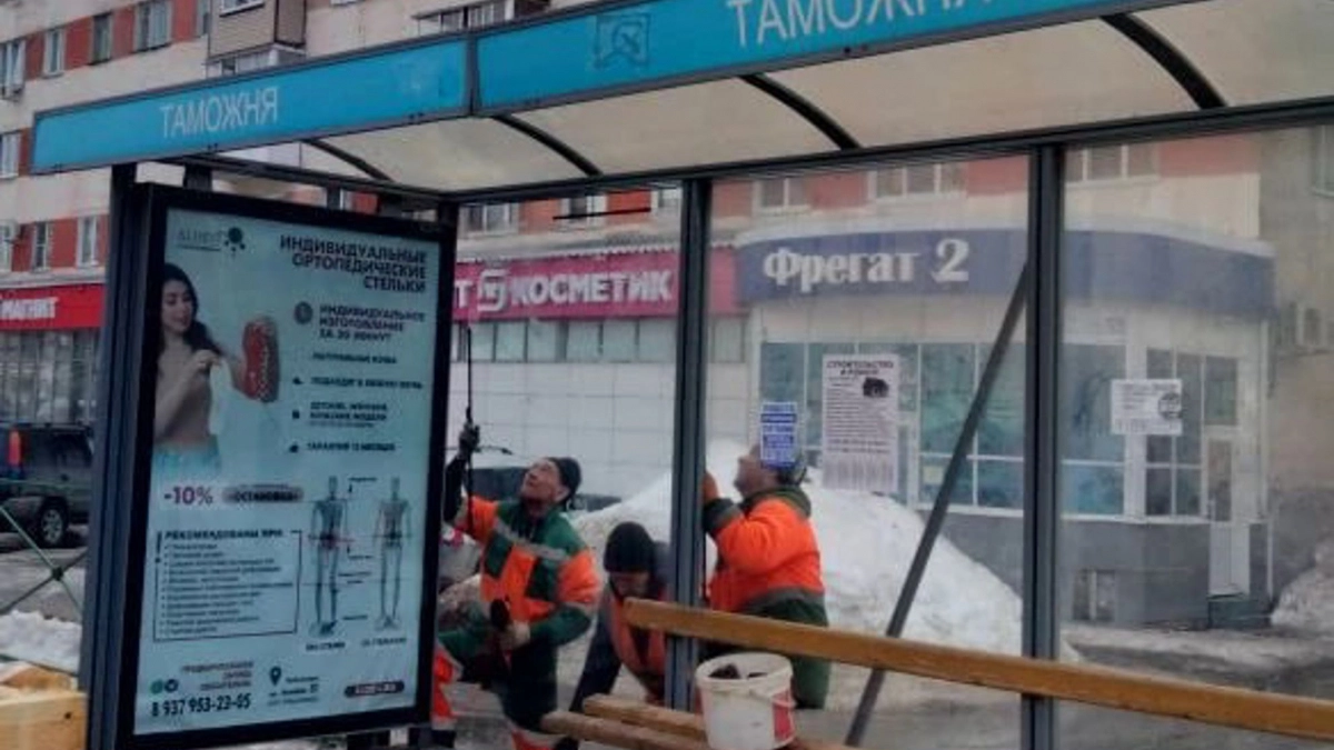 Дорожники Чебоксар заменяют разбитые стекла на остановках