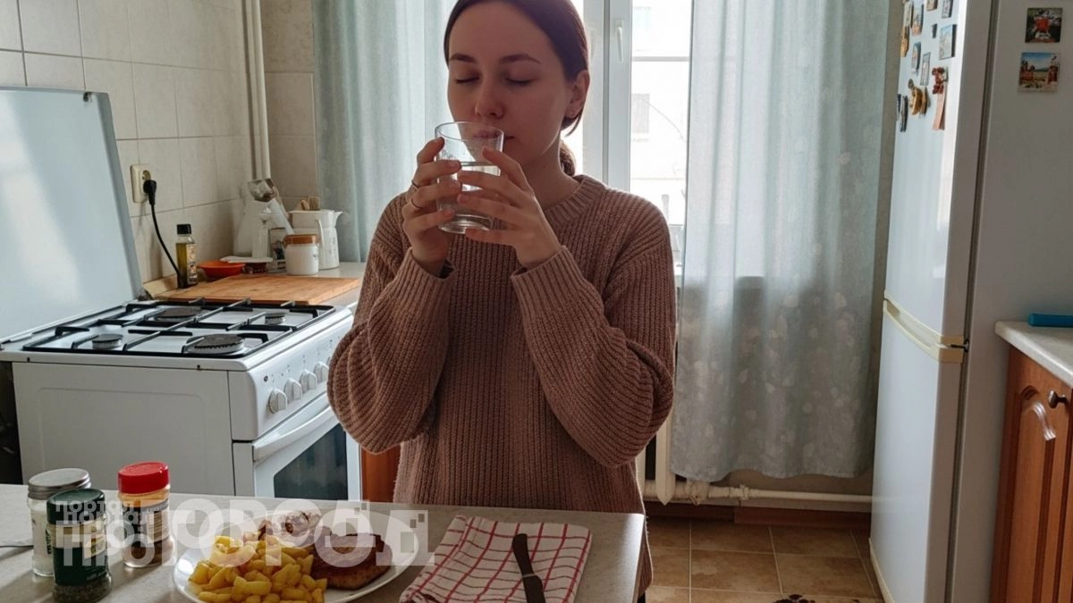 "Ни в коем случае не запивайте еду": диетолог раскрыла опасную ошибку, которую совершает каждый 
