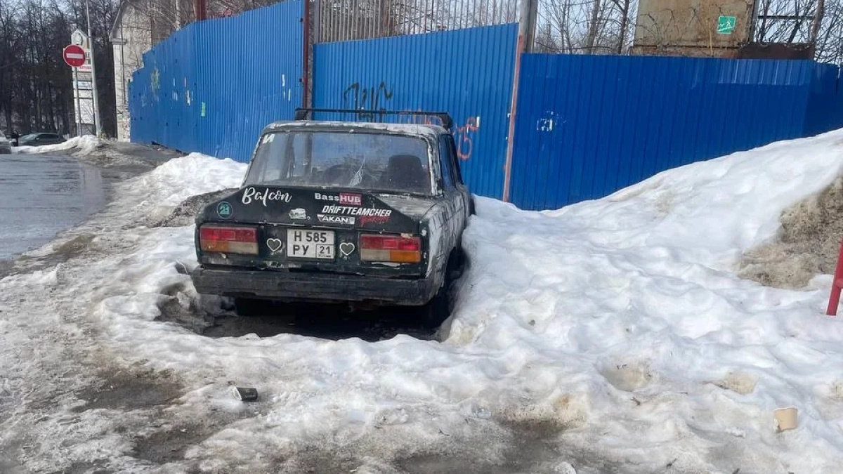 Чебоксарцы жалуются на "подснежники" и просят убрать брошенные авто