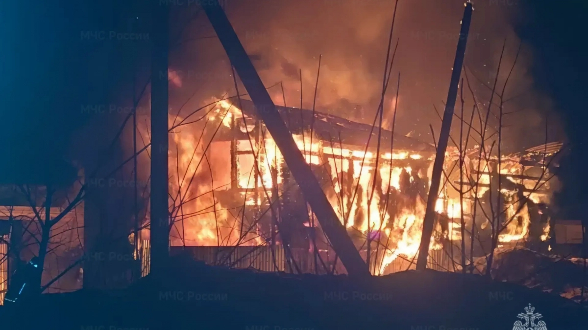Житель Чебоксарского района за ночь лишился двухэтажного дома, гаража и машины