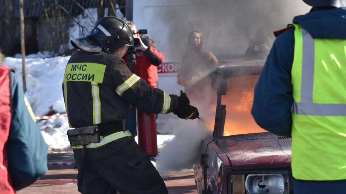 В Чебоксарах спасатели доказали свое мастерство: тушили авто, снимали дверцы и вытаскивали "пострадавшего"