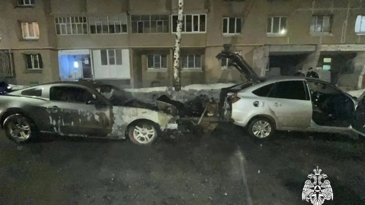 Ford Mustang загорелся ночью и уничтожил соседнюю Lada в Новочебоксарске