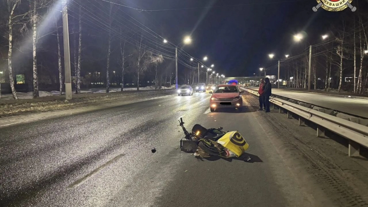 В Чебоксарах иномарка сбила курьера службы доставки, который ехал на электровелосипеде