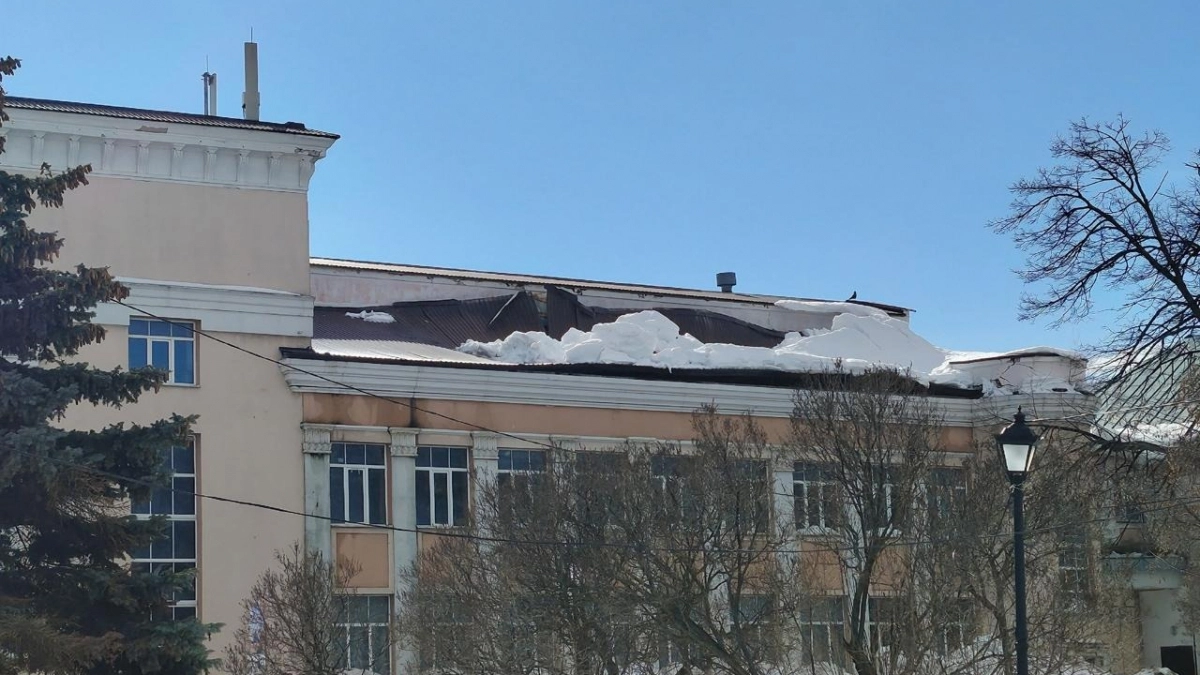 Обрушение исторического здания, судебные процессы и новые графики поликлиник: главные новости за 23 марта