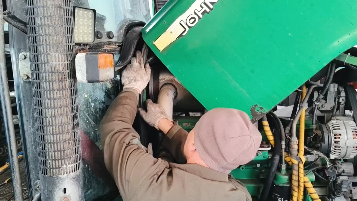 Аграрии Чувашии готовятся к весенне-полевым работам: показали на видео, как идет ремонт техники