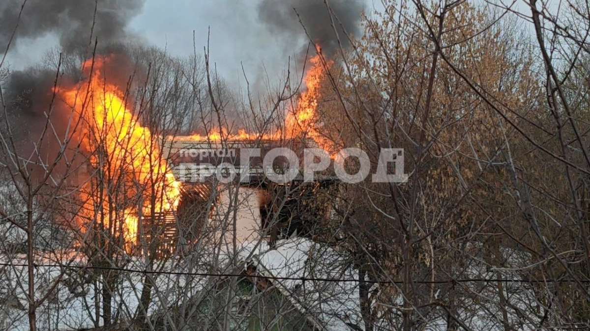 В Новоюжном районе Чебоксар пылает частный дом